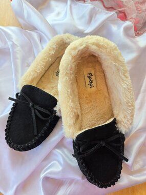 Floopi Women's Size 8 Black With Cream-Colored Faux Fur Lining Slippers
